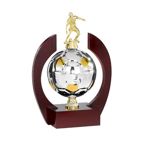 Trophée foot or et argent joueur sur ballon en métal spécial foot - 31cm. Trophée foot or et argent joueur sur ballon en métal spécial foot - 31cm.
