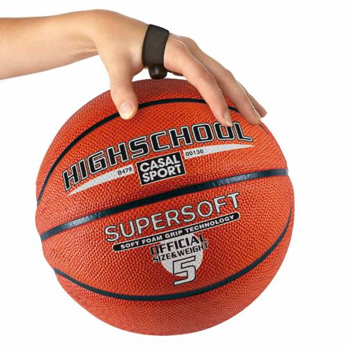 Un Joueur De Basket-ball De Dessin Animé Dribble Une Balle. | Vecteur